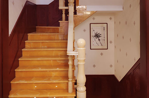 硚口中式别墅室内汉白玉石楼梯的定制安装装饰效果